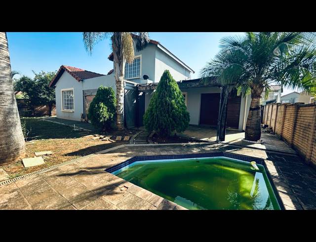 4 BEDROOM TOWNHOUSE FOR SALE IN WATERKLOOF EAST